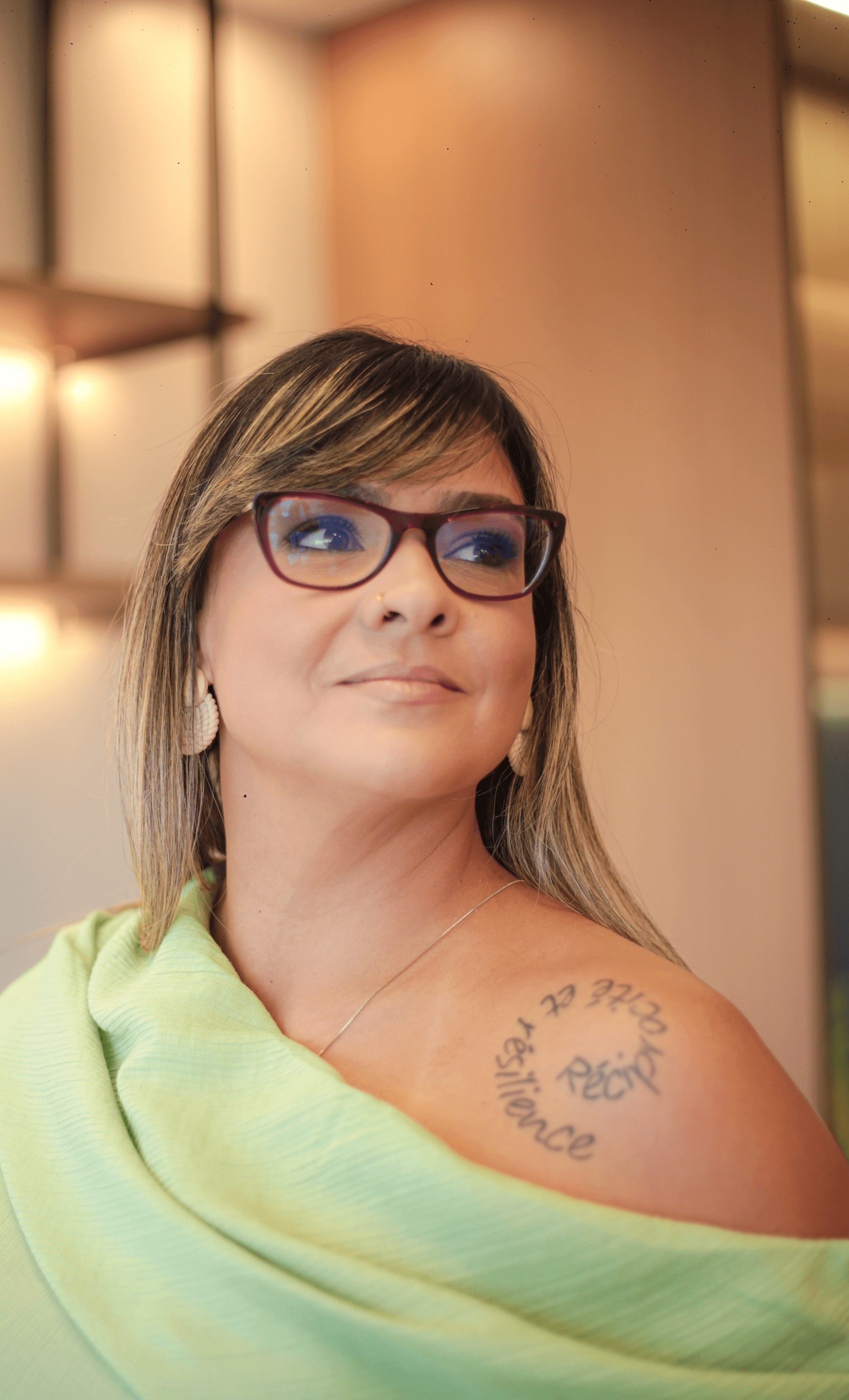 Natasha Pereira em ambiente pensativo